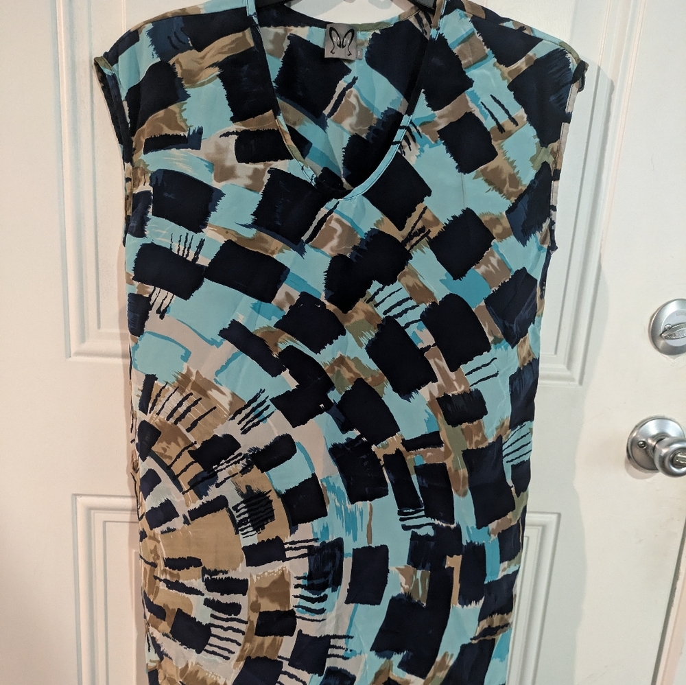 Women's lightweight sleeveless multi colored dress blouse.. Sz. Medium